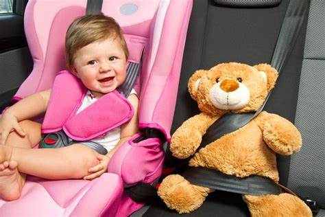 Reguli pentru siguranța bebelușului în mașină – la ce trebuie să fim atenți